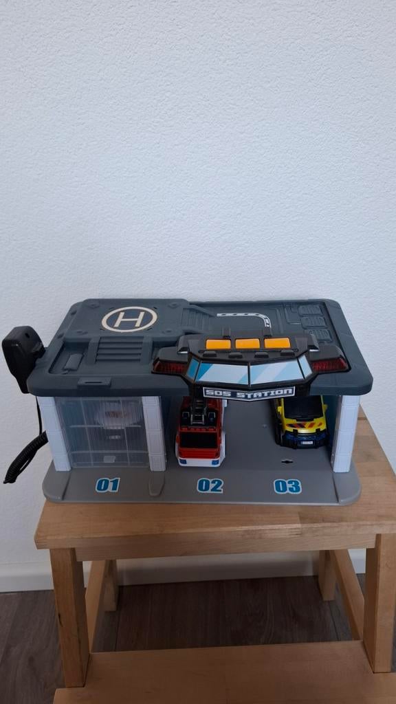 Kazerne met auto's inclusief, Ophalen, Zo goed als nieuw