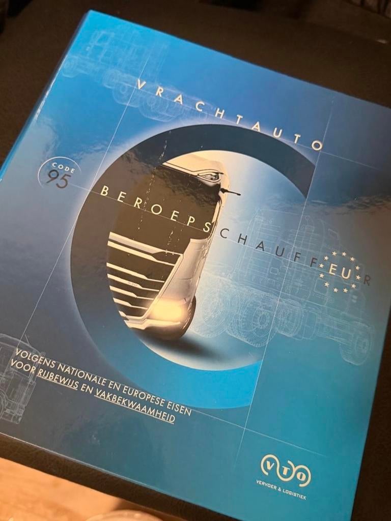 Vrachtwagen theorieboeken Code 95 - VTO, Boeken, Ophalen of Verzenden, Gelezen, Vrachtwagen