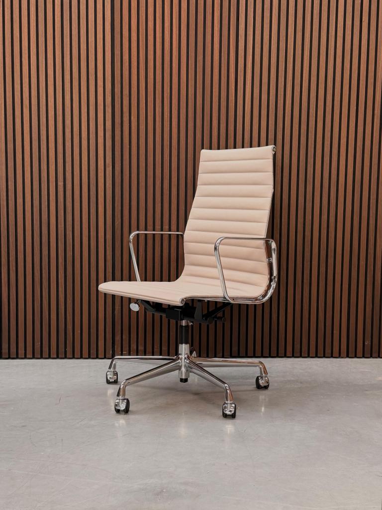 Vitra Eames Alumium chair - EA 119