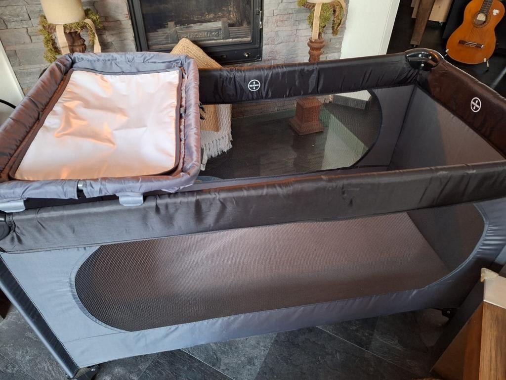 Kinderbedje in nieuwstaat + verzorgingspullen + verhoger etc, Ophalen of Verzenden, Zo goed als nieuw, Reisbedje