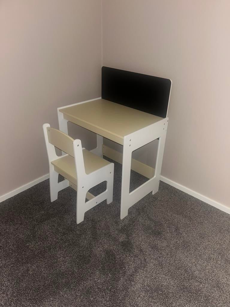 NIEUW: Superleuke kindertafel met stoeltje & krijtbord, Kinderen en Baby's, Kinderkamer | Tafels en Stoelen, Zo goed als nieuw