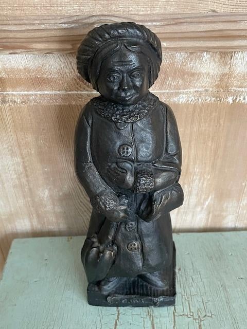 Stenen beeld sara 50 jaar jubileum. 22 Cm. Gemerkt a.p., Ophalen, Zo goed als nieuw, Mens