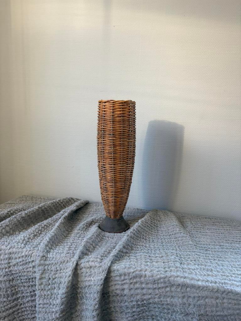 Vintage hoge rotan & castiron vaas wabisabi stijl h40cm, Overige materialen, Overige kleuren, Ophalen of Verzenden, Zo goed als nieuw