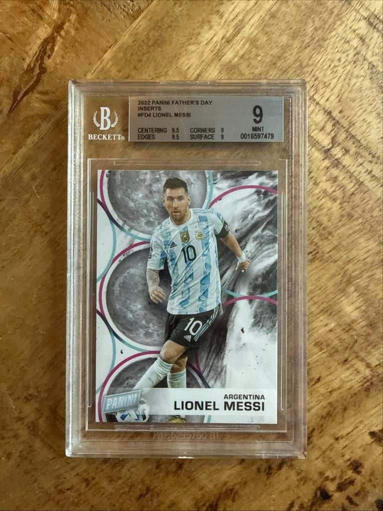 Lionel Messi 2022 Panini Father's Day PSA 9, Ophalen of Verzenden, Zo goed als nieuw, Buitenlandse clubs, Spelerskaart