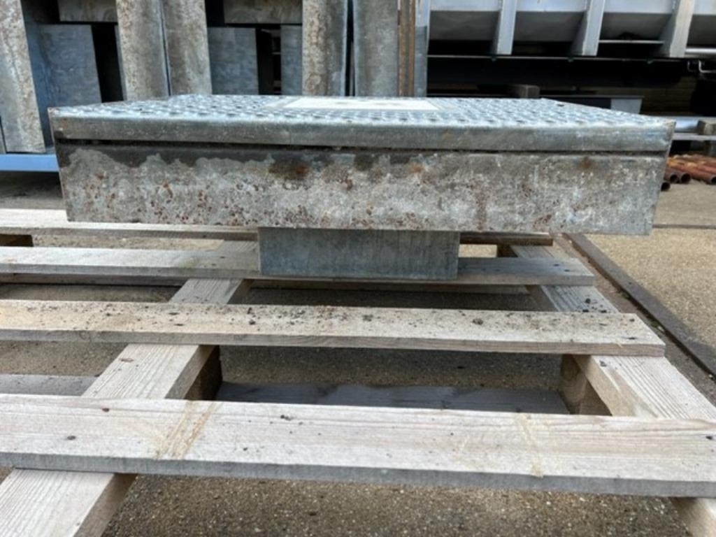 2049. Rooster met deksel / put / grondput / afsluiter, Ophalen, Gebruikt