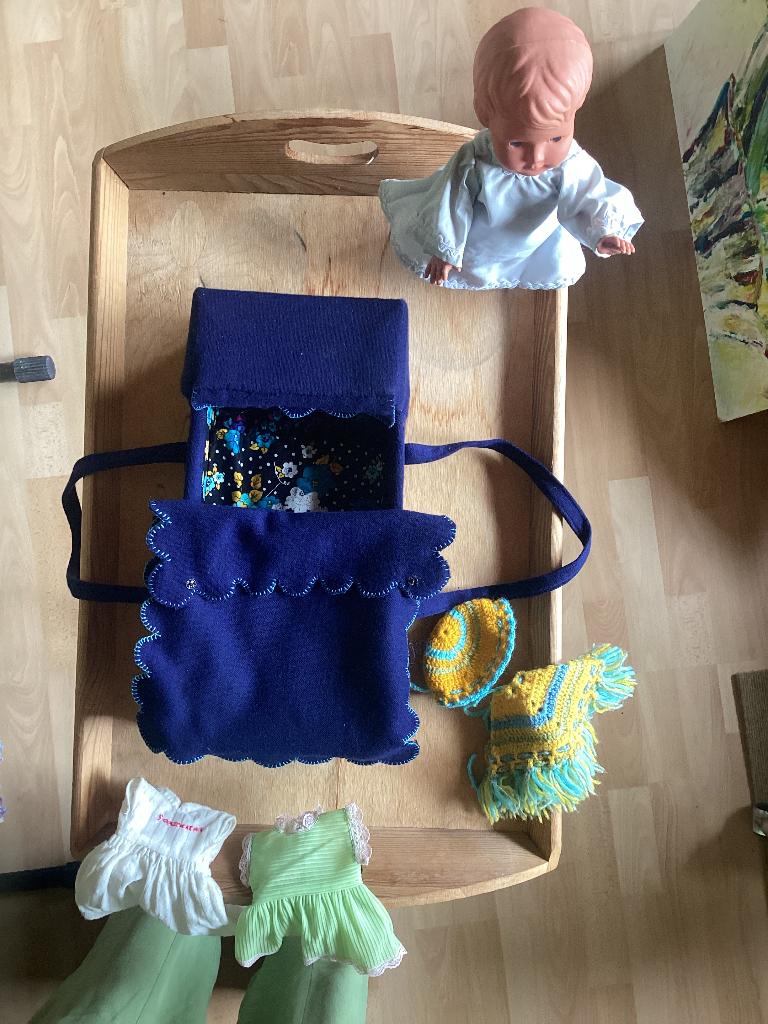Handgemaakte poppenreiswieg met popjes, Ophalen, Zo goed als nieuw, Kleertjes