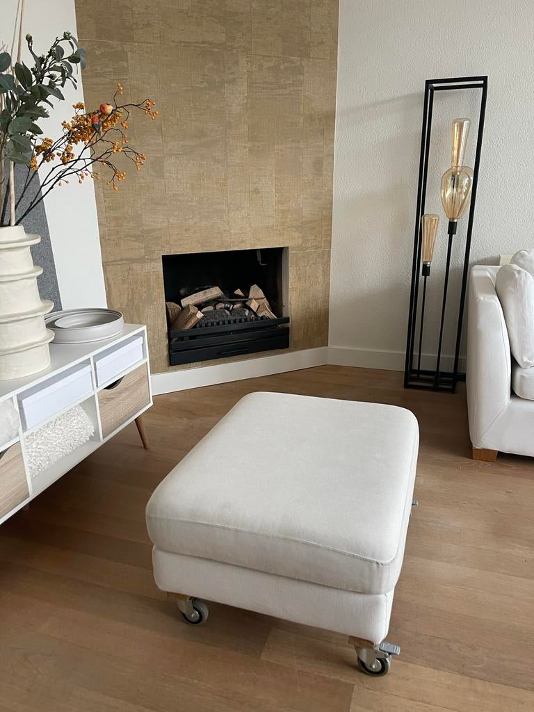 IKEA Karlstad Voetenbank / Hocker - Roomwit met Wieltjes, Vierkant, Ophalen of Verzenden, Zo goed als nieuw, Stof