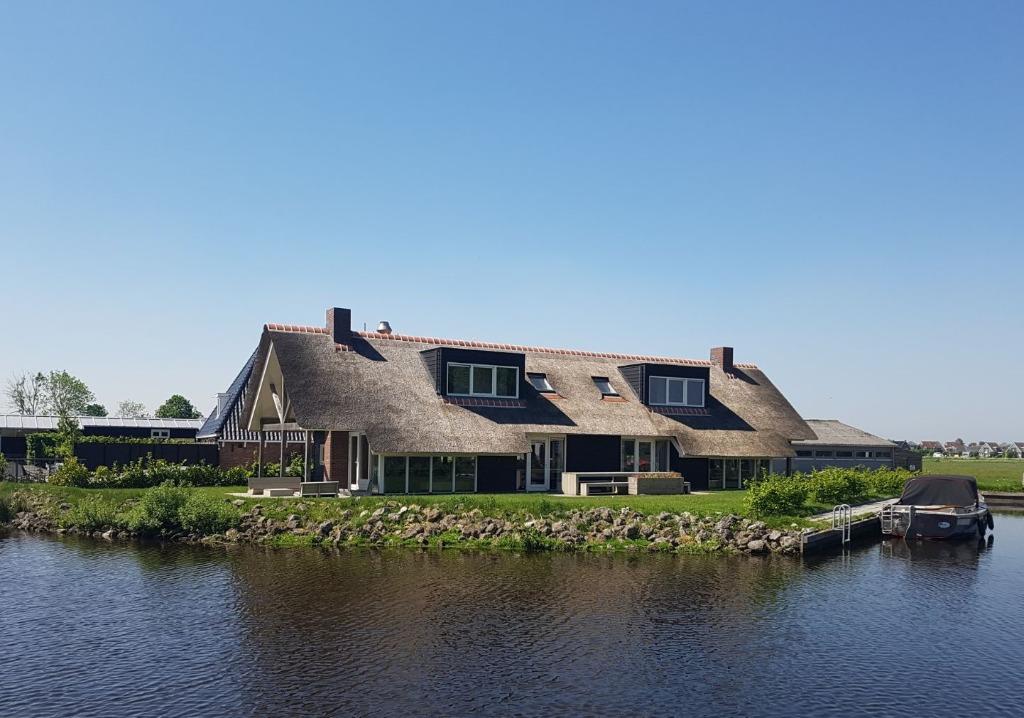 Luxe  Watervilla XXL Friesland 16p, aan water met ligplaats, Groepsaccommodatie, 16 personen, Friesland, Overige