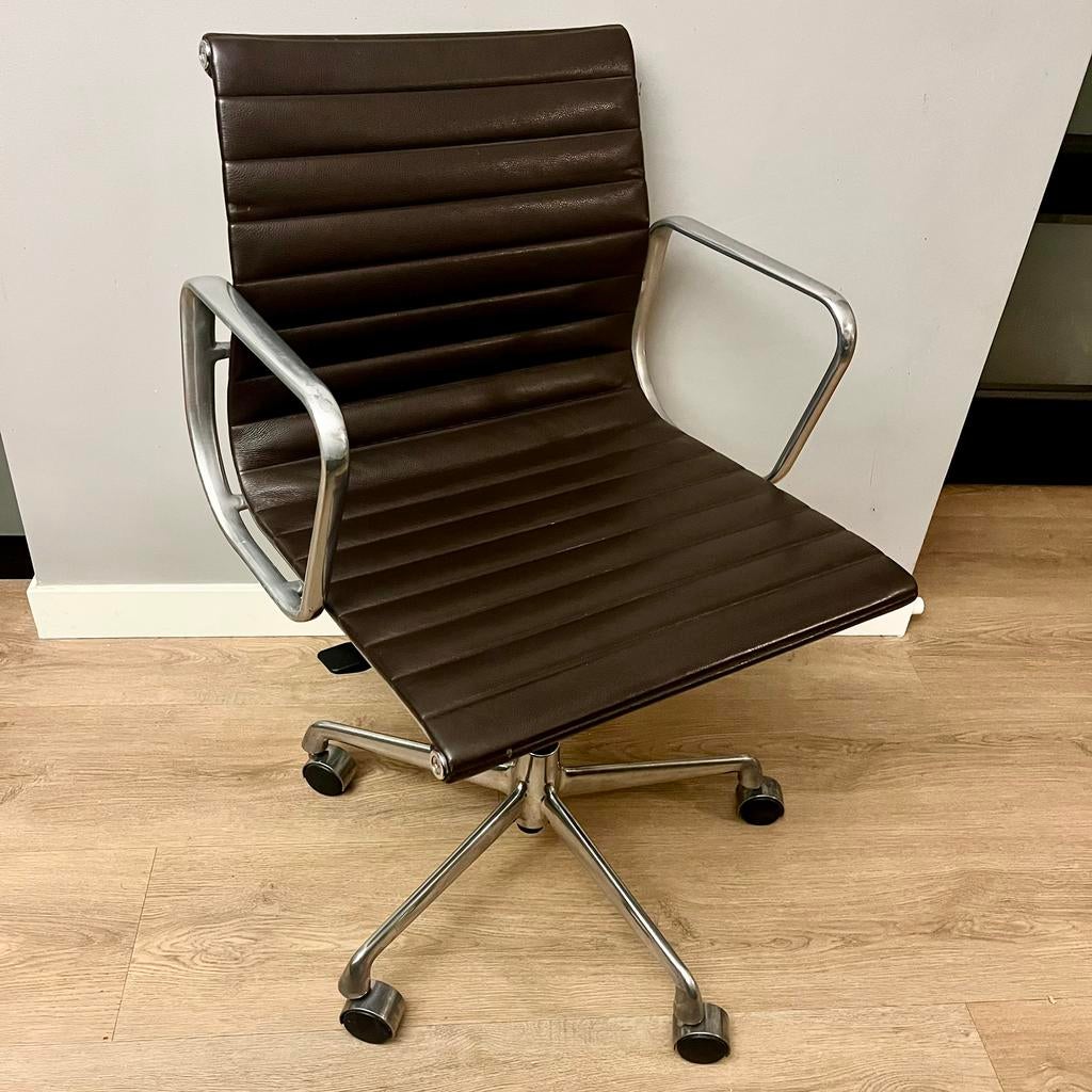 Eames EA117, donkerbruin, Vitra, Ophalen of Verzenden, Gebruikt, Bruin, Bureaufiets