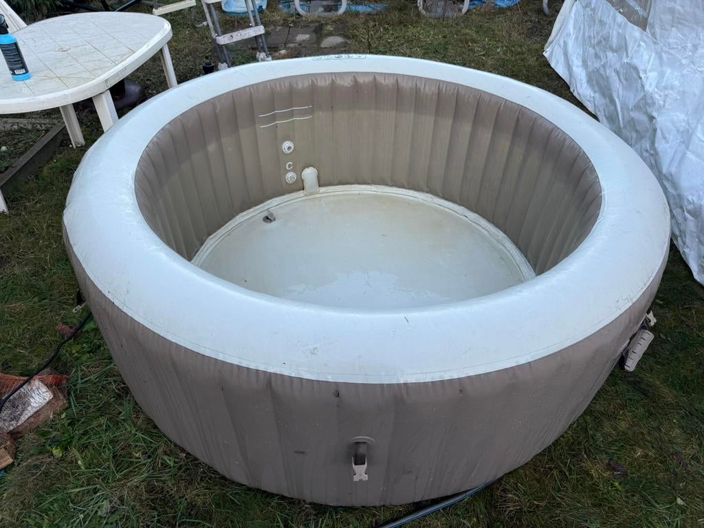 Intex jacuzzi compleet met zitjes en meer, Tuin en Terras, Bubbelbaden en Hottubs, Zo goed als nieuw, Filter, Ophalen