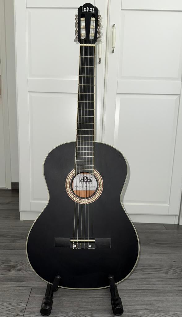 NOG ACTIEF!! LaPaz C30BK gitaar matzwart + gitaarstandaard, Ophalen, Gebruikt, Klassieke of Spaanse gitaar