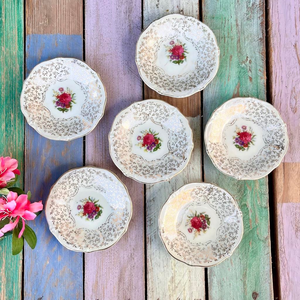 Petit four bordjes roze bloemetjes en goudkleur porselein, Gebruikt, Ophalen of Verzenden, Bord(en), Overige stijlen