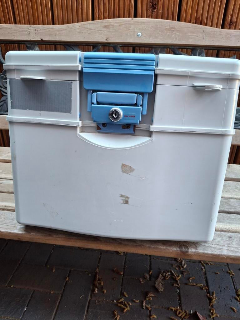 Witte koelbox met blauwe sluiting, Ophalen, Zo goed als nieuw, Koelelement