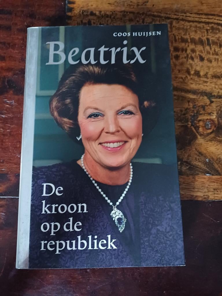 C. Huijsen - Beatrix de kroon op de republiek, C. Huijsen, Ophalen of Verzenden, Zo goed als nieuw, Nederland