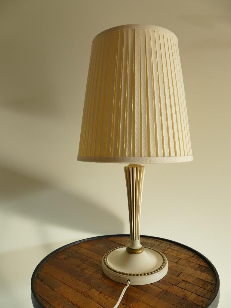 Klassieke crèmekleurige tafellamp hout met plissé lampenkap, Ophalen of Verzenden, Zo goed als nieuw, Stof, Klassiek, mid-century, Hollywood Regency