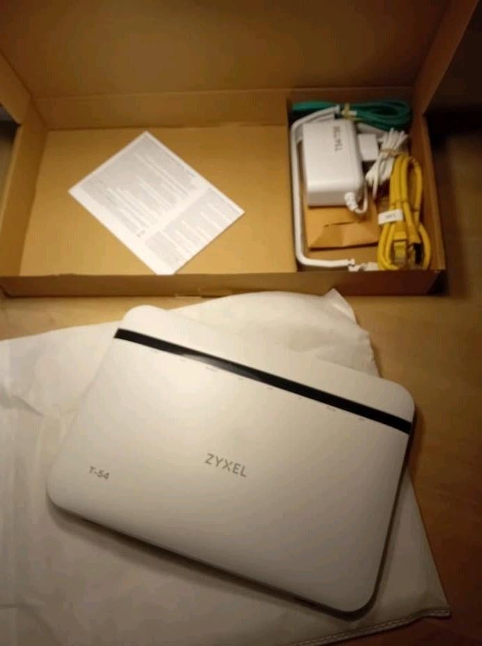 Zyxel T-54 Modem Router - Compleet Nieuw in Doos, Ophalen of Verzenden, Nieuw, Router met modem, Zyxel