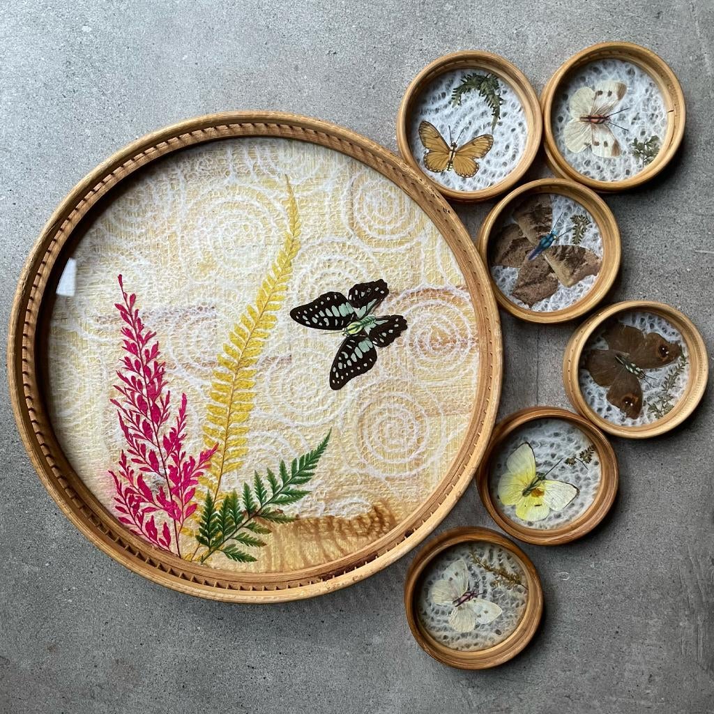 Vintage, rotan dienblad en onderzetters met vlinders, Ophalen of Verzenden, Huis en Inrichting