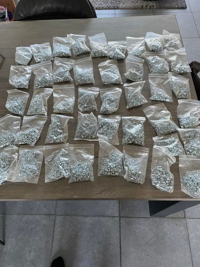 Partij moertjes, Verzenden, Zo goed als nieuw