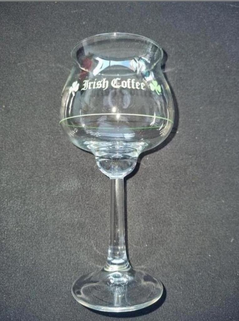 6 Irish coffee glazen met klavertje 3 en bewerkte voet., Verzamelen, Glas en Borrelglaasjes, Ophalen of Verzenden, Zo goed als nieuw