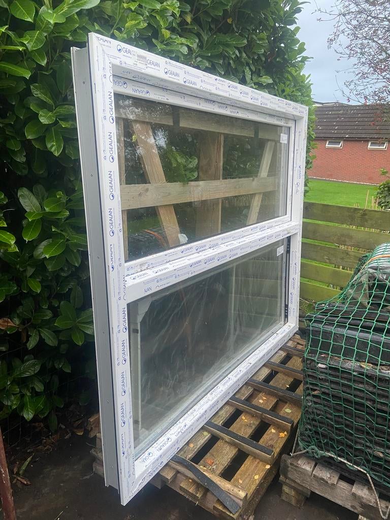 Kunstof kozijn met draaikiep raam en vast glas met rooster, Ophalen, Kunststof, Raamkozijn, Nieuw