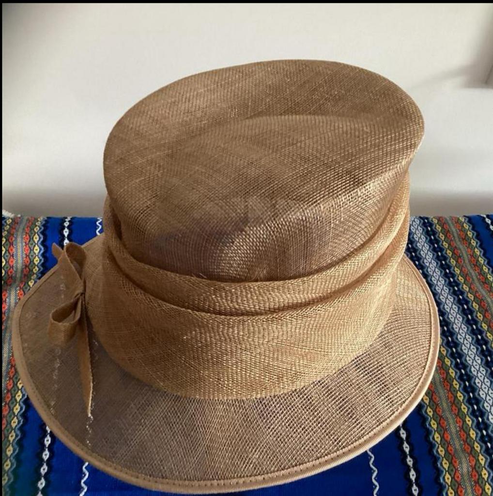 Bronskleurige dames hoed, van hoedenhuis t’Matelootje., Ophalen of Verzenden, Zo goed als nieuw, One size fits all