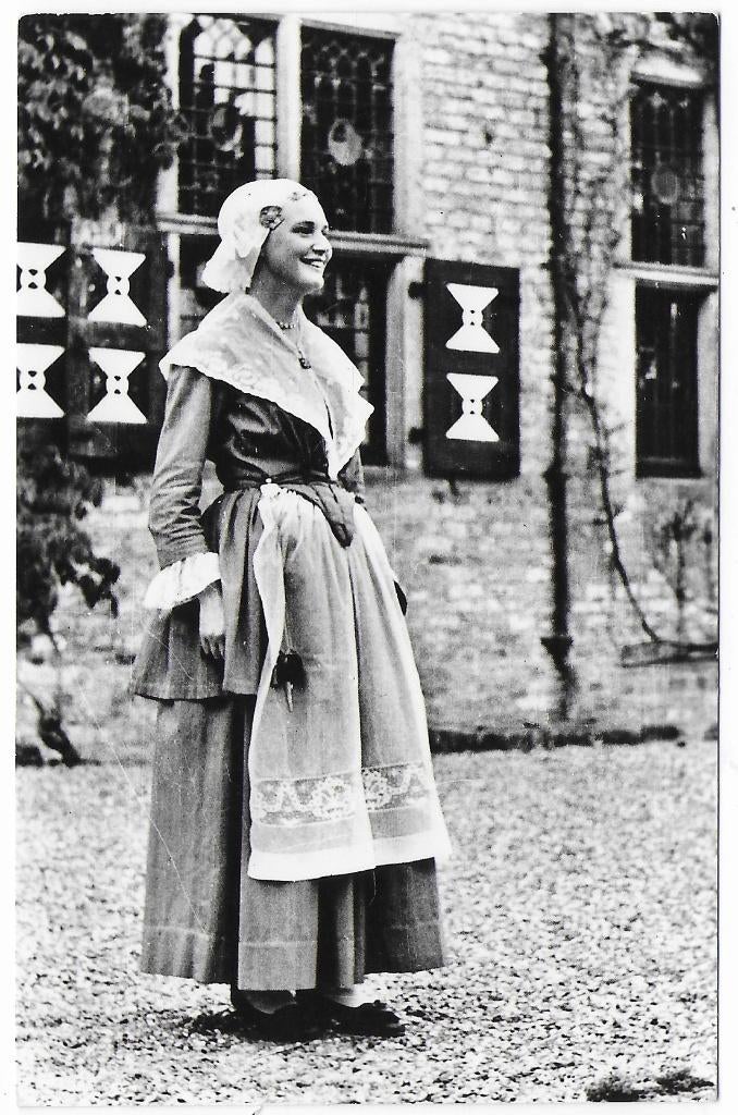 Friesland Klederdracht   ongelopen  ansichtkaart ( B7631 ), Ophalen of Verzenden, 1960 tot 1980, Ongelopen, Friesland