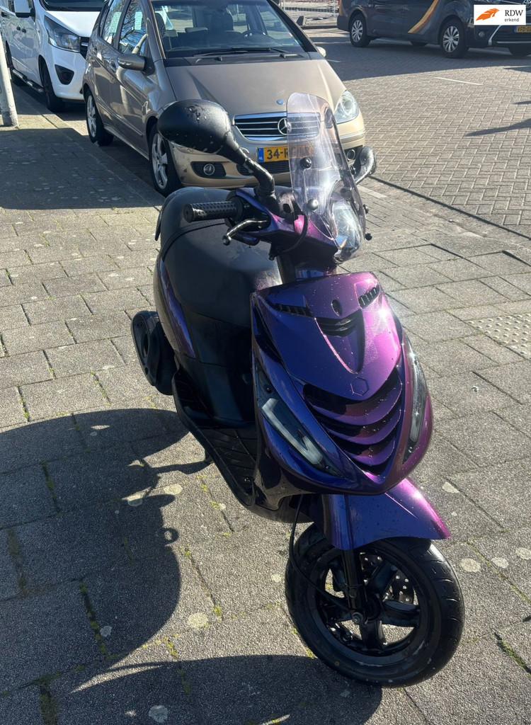 Piaggio Snorscooter Zip, Fietsen en Brommers, Snorfietsen en Snorscooters, Piaggio, Gebruikt, Thurledeweg 81
3044ER  Rotterdam, NL