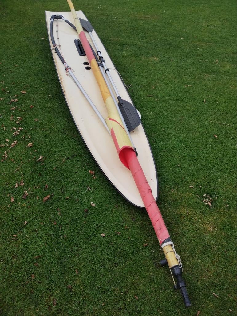 Gratis surfplank met peddel en zeil, Ophalen, Gebruikt, Plank, 5 tot 7 m²