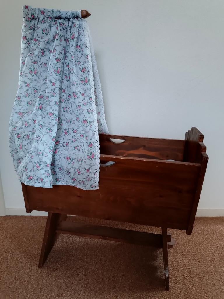 Houten poppenbed, Ophalen