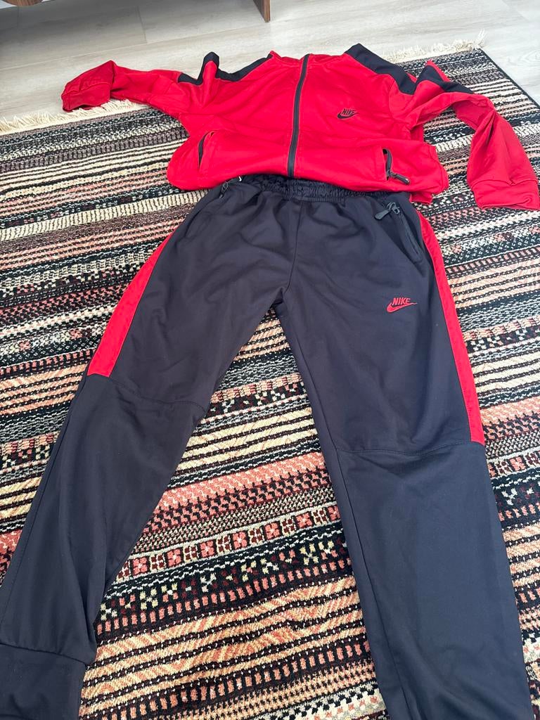 Nike trainingspak rood/zwart - maat 13/14 jaar, Ophalen of Verzenden