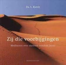 Zij die voorbijgingen Ds L. Kievit 9789023954873, Ophalen of Verzenden, Zo goed als nieuw, Ds L. Kievit, Christendom | Protestants