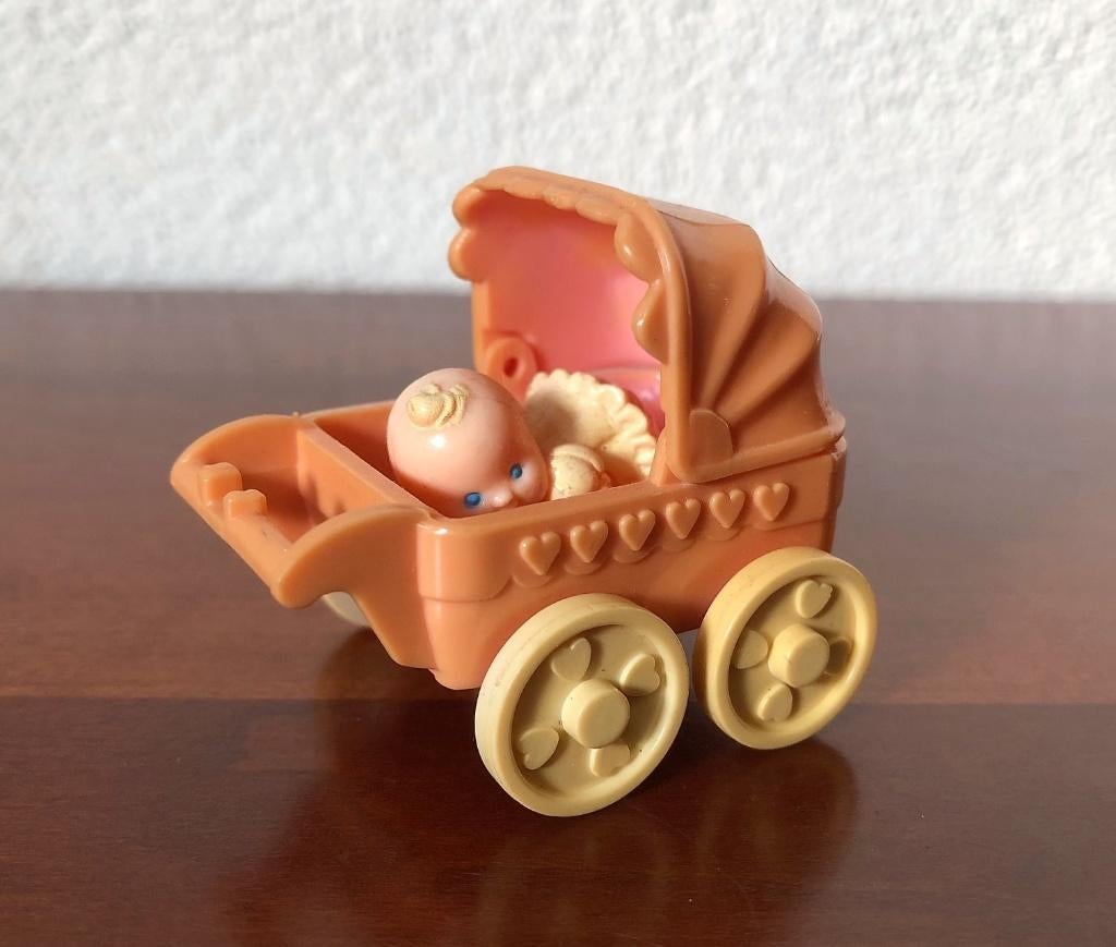 Vintage Miniatuur Kinderwagen met Popje 5 cm 1988, Verzamelen, Poppen, Ophalen of Verzenden, Pop