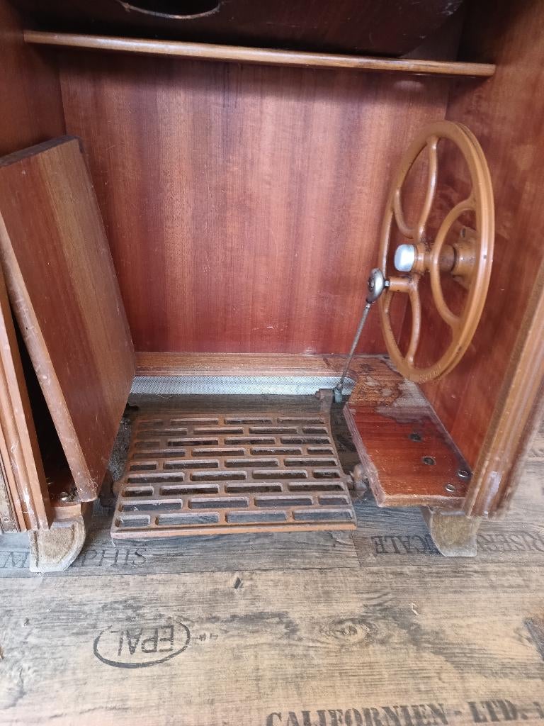 Naaimachine kast, Ophalen