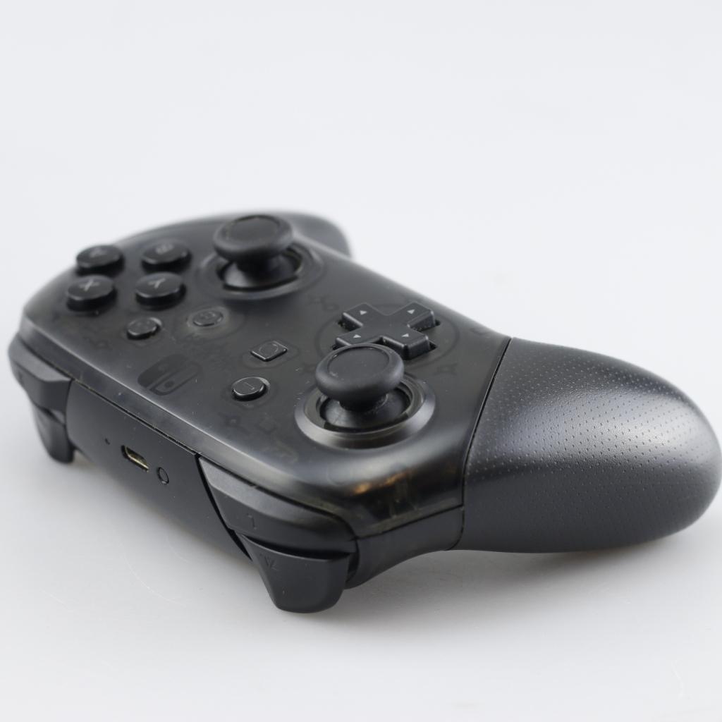 Nintendo Switch Pro Controller Zwart, Nintendo, Zo goed als nieuw, Support@nintendo.com, 11-1 Hokotate-cho, Kamitoba, Minami-ku
Kyoto 601-8501
Japan
