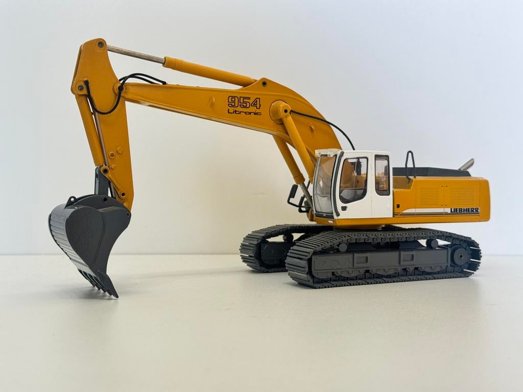Conrad - Liebherr R954C, Hobby en Vrije tijd, Modelauto's | 1:50, Ophalen, Zo goed als nieuw, Hijskraan, Tractor of Landbouw, Conrad