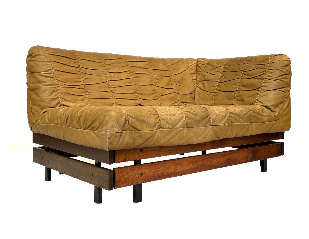 Vintage bankje cognac bruin, klein model slatted jaren 70, Ophalen, Tweepersoons, Zo goed als nieuw, Vintage sofa