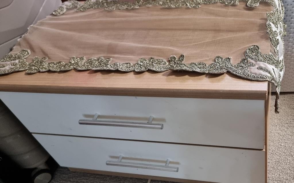 Decoratieve tafelloper met gouden borduursels, Ophalen of Verzenden, Gebruikt