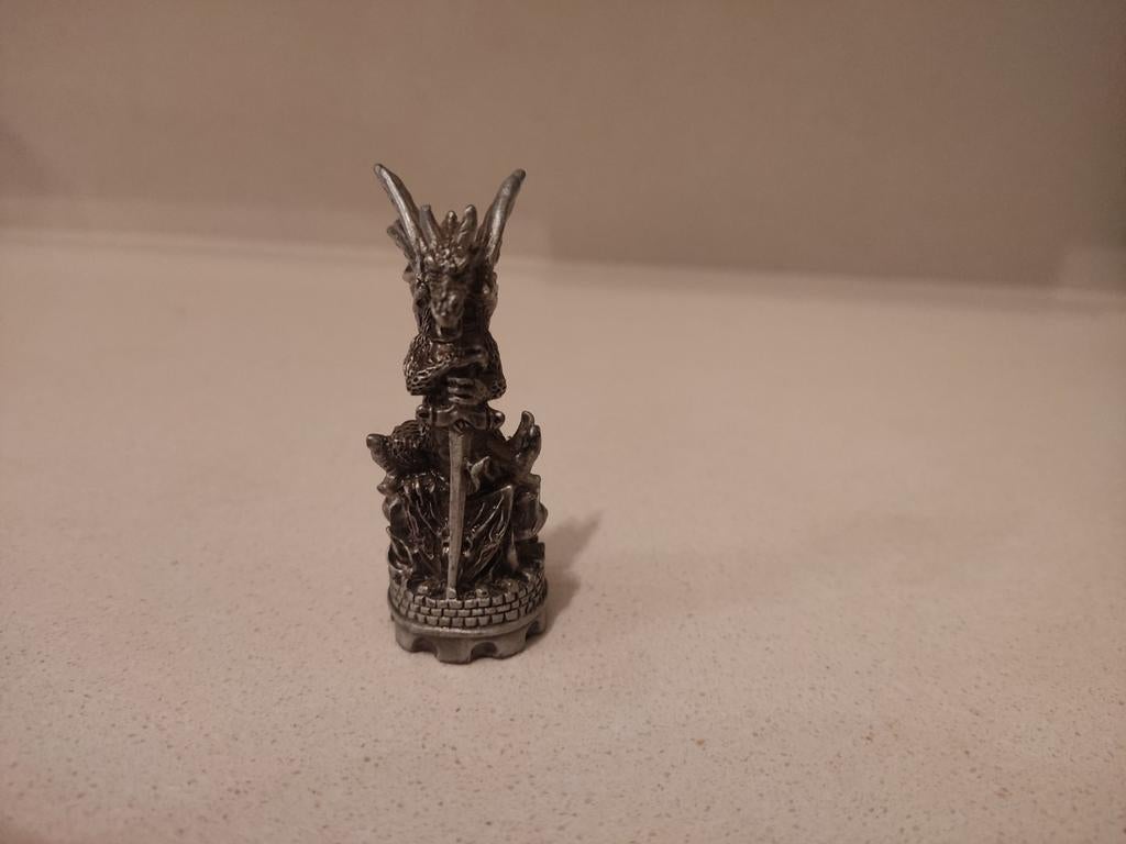 Metalen drakenbeeldje met zwaard - Fantasy decoratie, Ophalen, Zo goed als nieuw, Fantasy