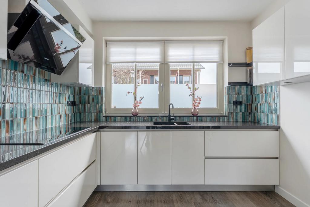 Hoekkeuken, wit greeploos met composiet blad, Ophalen, Gebruikt, Wit, Hoekkeuken