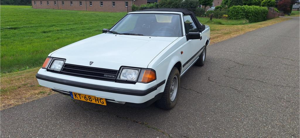 Toyota Celica 1.6 ST CABRIOLET BELASTING VRIJ (bj 1983), Auto's, Oldtimers, Zwart, Cabriolet, Open dak, Wit