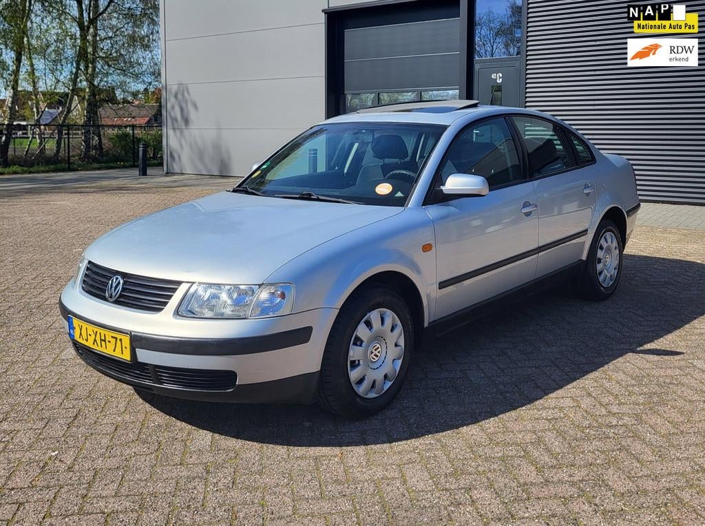 Volkswagen Passat 1.8 Automaat,Schuifdak,Airco,Cruisecontrol, Auto's, 125 pk, Gebruikt, Zwart, 4 cilinders