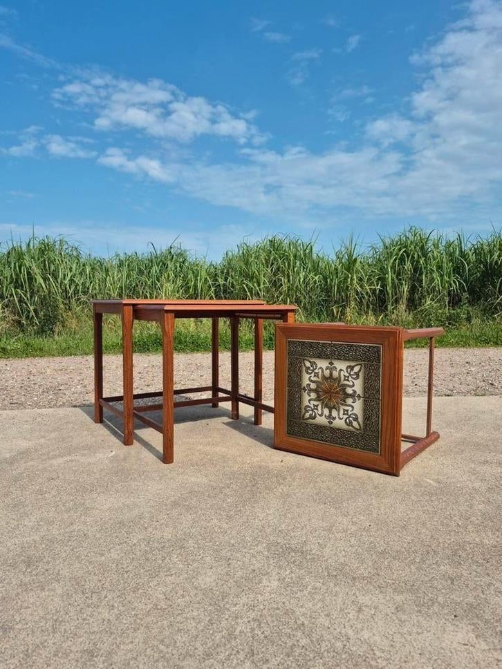 Vintage Set 3 nesting tables bijzettafeltjes Deens tegels, Huis en Inrichting, Tafels | Bijzettafels, Ophalen, Minder dan 55 cm