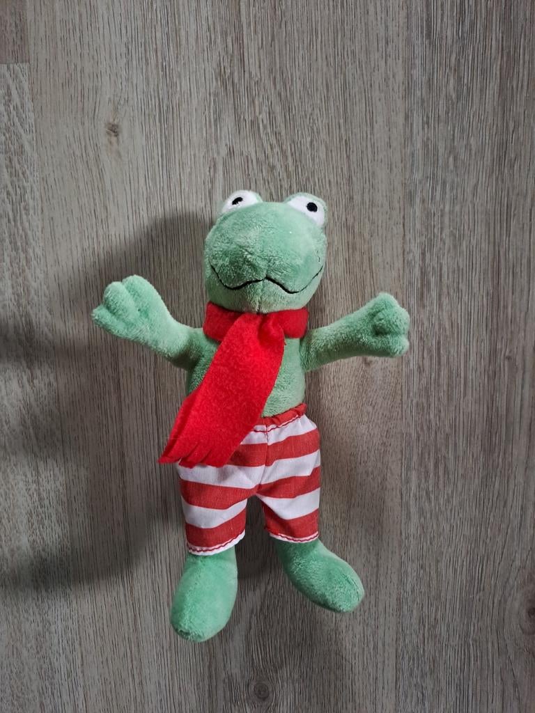 Kikker knuffel met rood sjaaltje en gestreepte broek, Ophalen of Verzenden, Zo goed als nieuw
