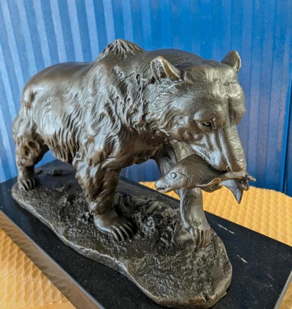 Bronzen Beer met Vis Beeld - Gesigneerd Milo, Antiek en Kunst, Ophalen of Verzenden
