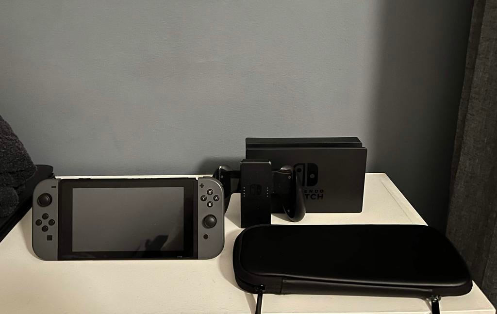 Nintendo switch grijs + travel case, Spelcomputers en Games, Ophalen of Verzenden, Zo goed als nieuw, Met 1 controller, Switch Original