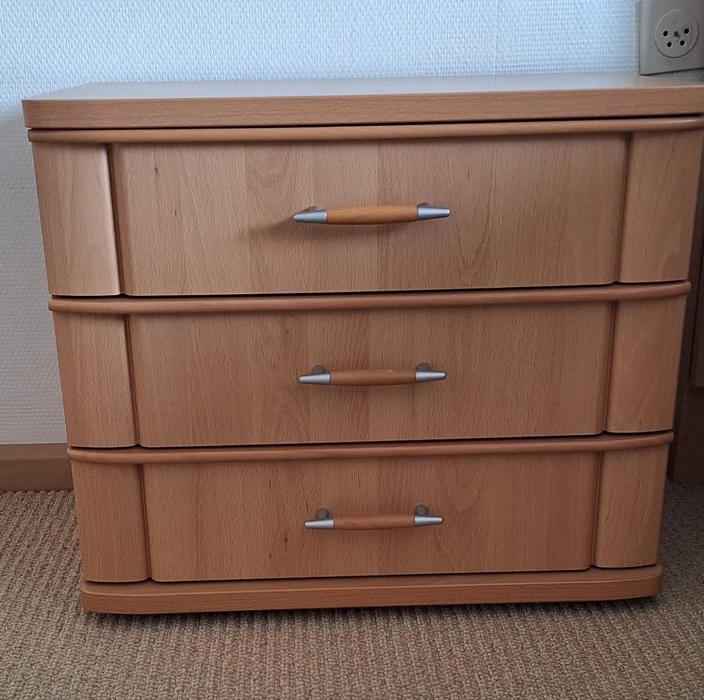 2 nette beuken nachtkastjes met 3 laden, Ophalen, Zo goed als nieuw