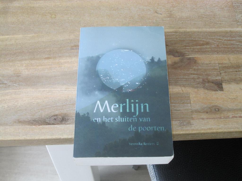 Veronika Reniers Merlijn en het sluiten van de poorten, Boeken, Ophalen of Verzenden, Zo goed als nieuw