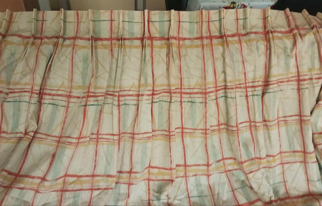 1 Geel met rood gordijn van 244 cm hoog en 255 cm breed, 200 cm of meer, Ophalen of Verzenden, Zo goed als nieuw, 200 cm of meer