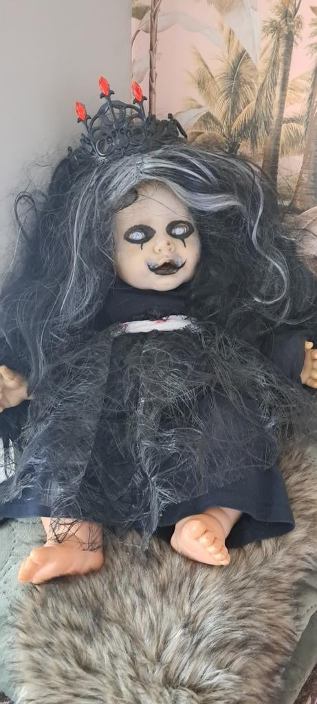 Griezelige pop met kroon - Halloween decoratie, Ophalen of Verzenden, Gebruikt, Overige typen