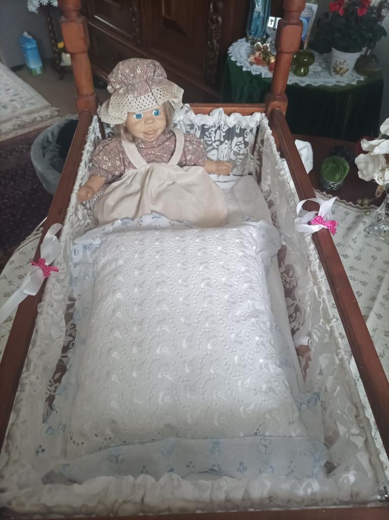 Antiek poppen ledikantje, Kinderen en Baby's, Speelgoed | Poppen, Ophalen, Gebruikt, Babypop